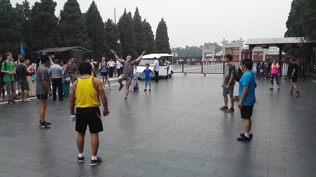 学生们在和北京市民踢毽子.jpg